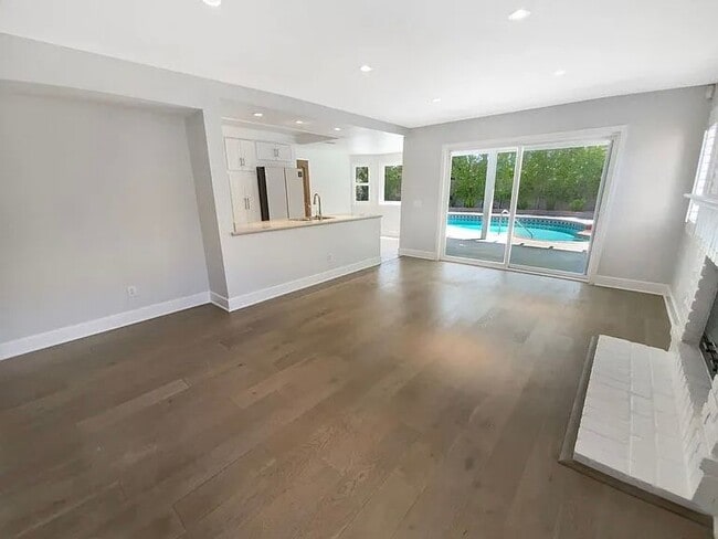 Building Photo - 5982 Birdie Dr