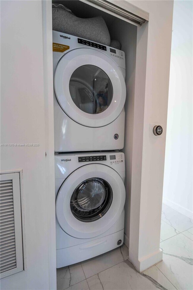 Building Photo - 8425 Crespi Blvd