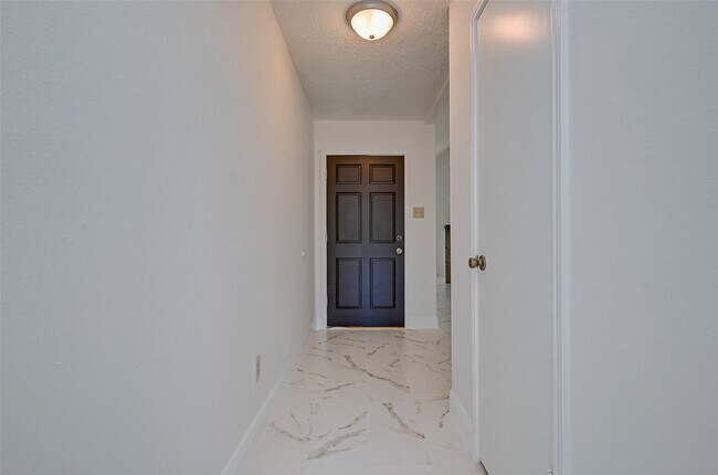 Building Photo - 16015 Surrey Woods Dr