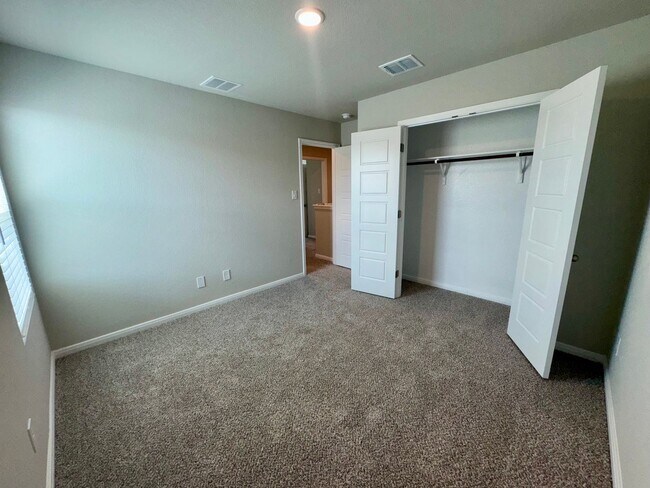 Building Photo - Stunning 4x2.5 Luxury Duplex in Buda, TX!