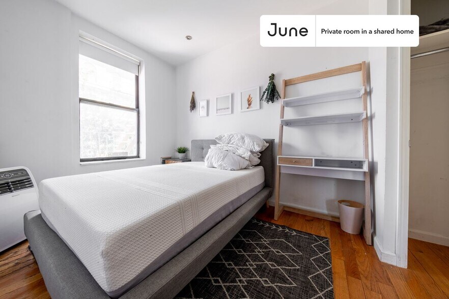 Building Photo - Private bedroom in 3 bed/1 bath Home