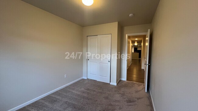 Building Photo - 1016 S View Dr