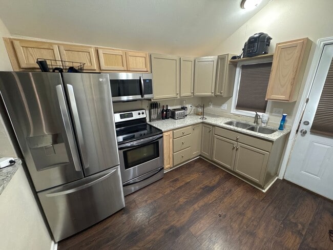 Primary Photo - Updated 1 Bed 1 Bath Home - CLOSE TO DENTO...