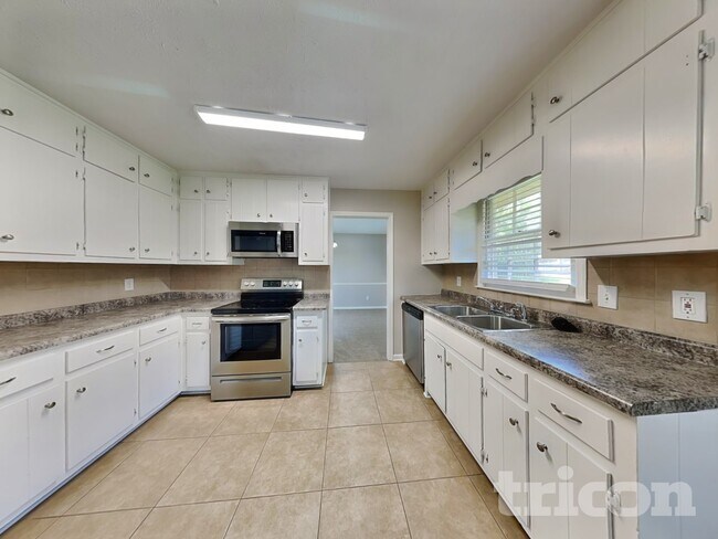 Building Photo - 425 Monivea Ln