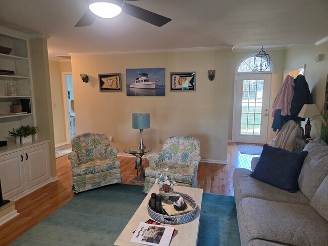 Building Photo - Beautiful 3 bedroom, 2 bath house with one car garage, located on Cummins Creek