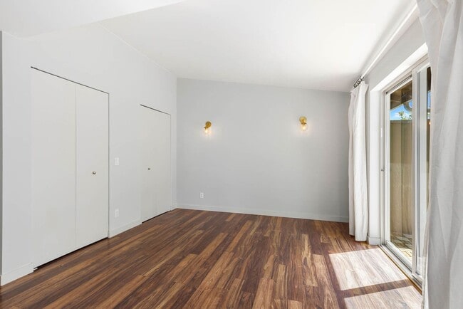 Building Photo - Lovely 3 Bedroom Townhome - Attached Garage