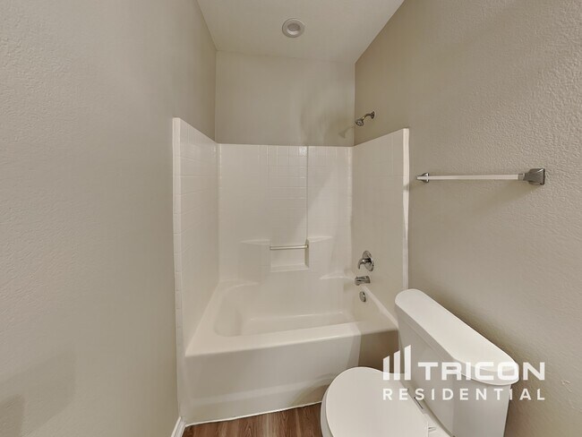 Building Photo - 207 Moonlight Dr