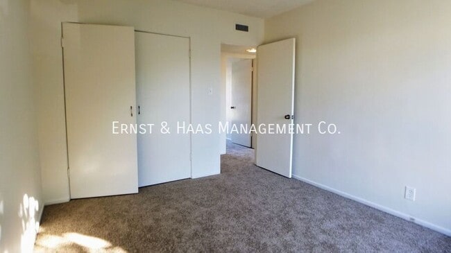 Building Photo - 3690 Country Club Dr