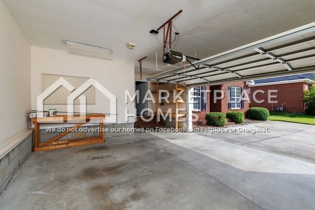 Building Photo - 512 Marble Falls