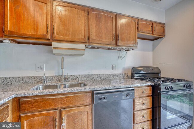 Building Photo - 7304 Park Village Ct