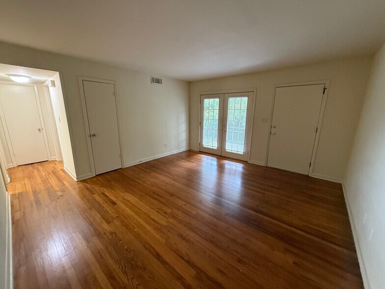 Building Photo - 425 S Church St