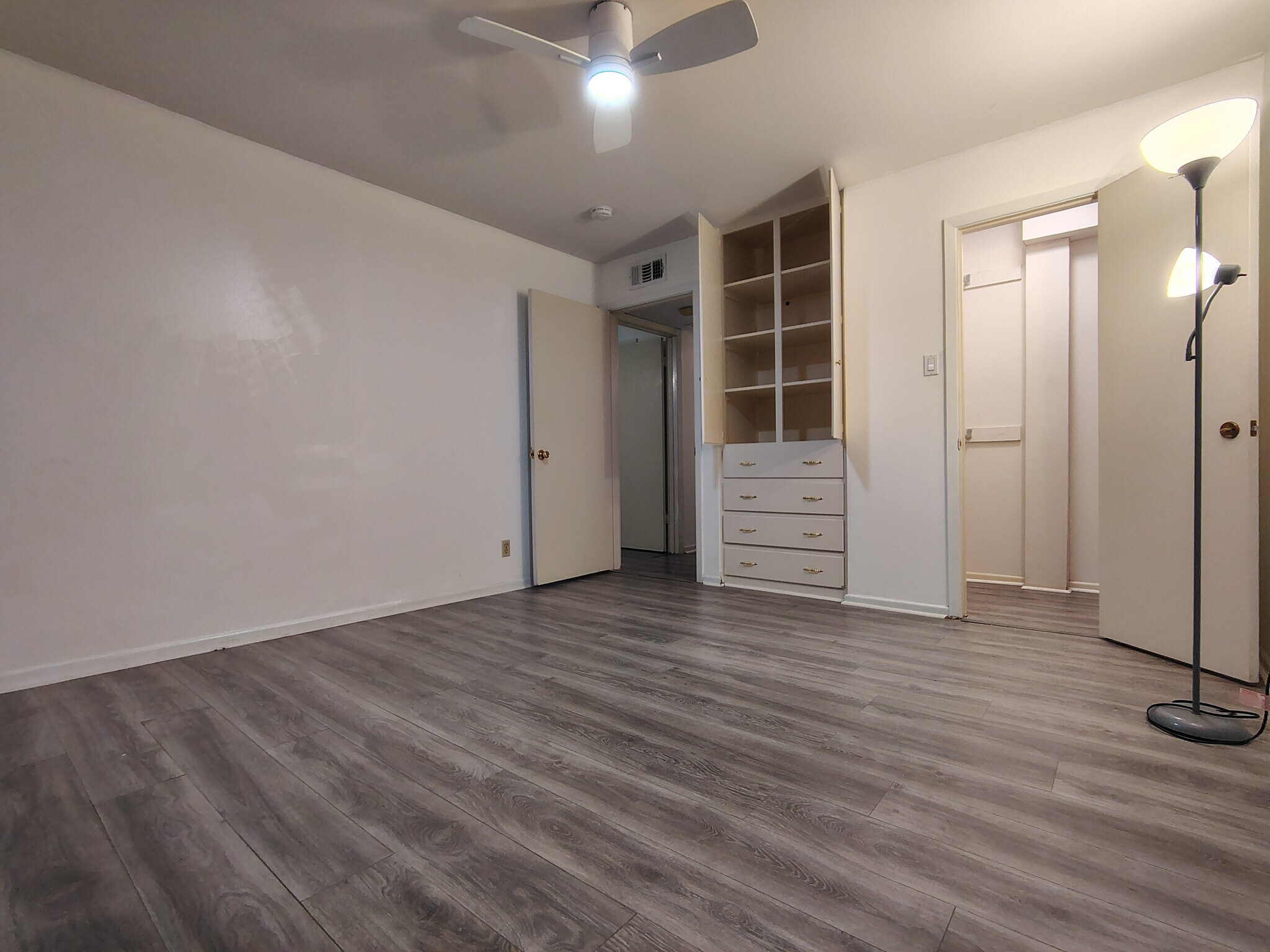 Building Photo - 8401 N New Braunfels Ave