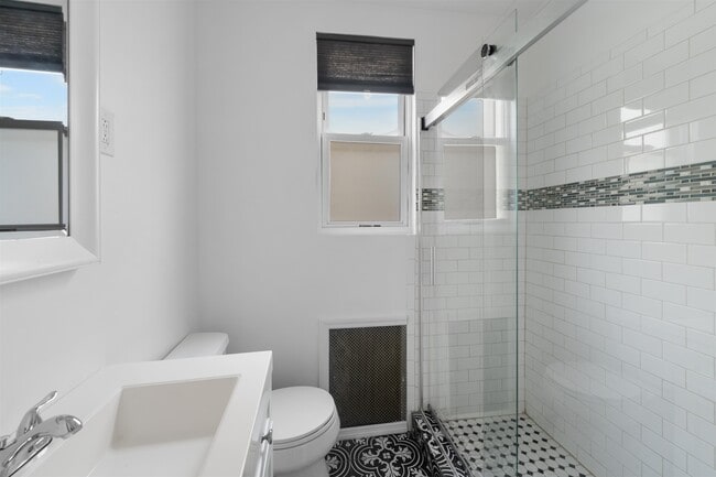 Building Photo - 172 W 49th St