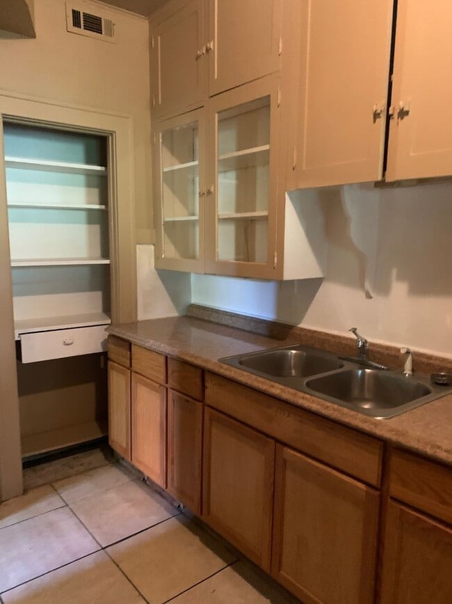 Building Photo - MOVE IN SPECIAL SPECIAL IN DETAILS! Tons of space in this Charming 1 Bedroom 1 bath with bonus room