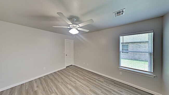 Building Photo - 2 Bedroom 2 Bathroom 2 Car Garage Duplex w...