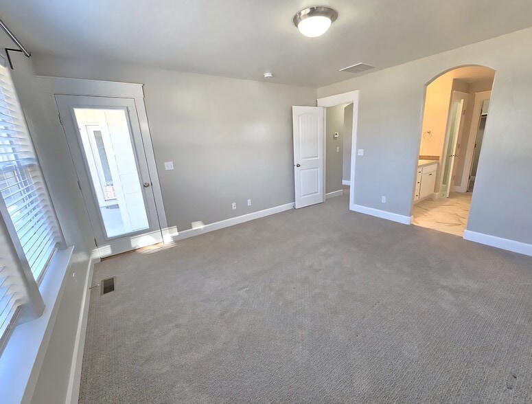 Building Photo - 5240 N Diamond Creek Ave