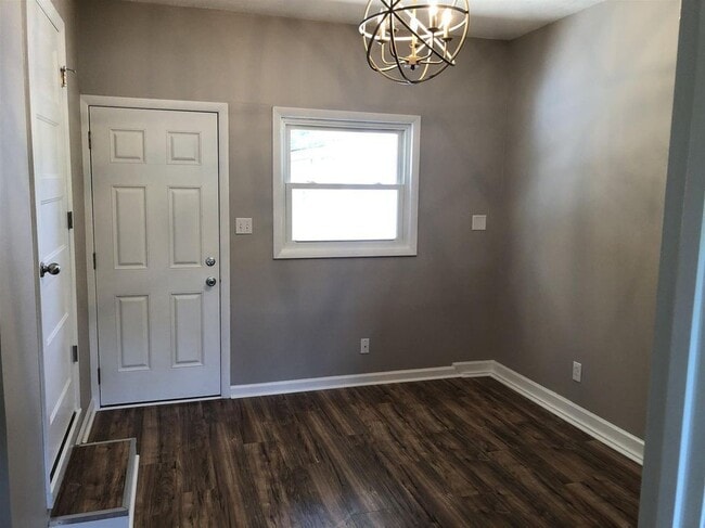 Building Photo - AVAILABLE JULY 15TH.  3 BEDROOM 1 1/2 BATH...