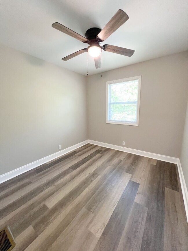 Building Photo - Completely Remodeled Home in Clarksville, TN – Just Off Madison Street!