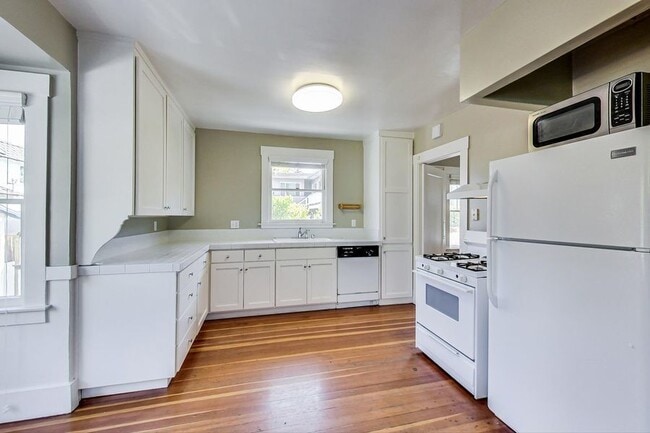 Building Photo - 2 Bedroom, 1 Bath + Office - Downtown Palo...