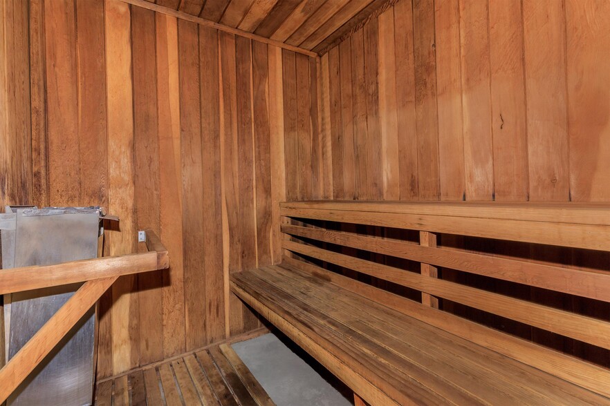 FEEL THE HEAT IN THE SAUNA - Plum Tree