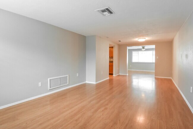 Building Photo - 5633 Mirada Dr