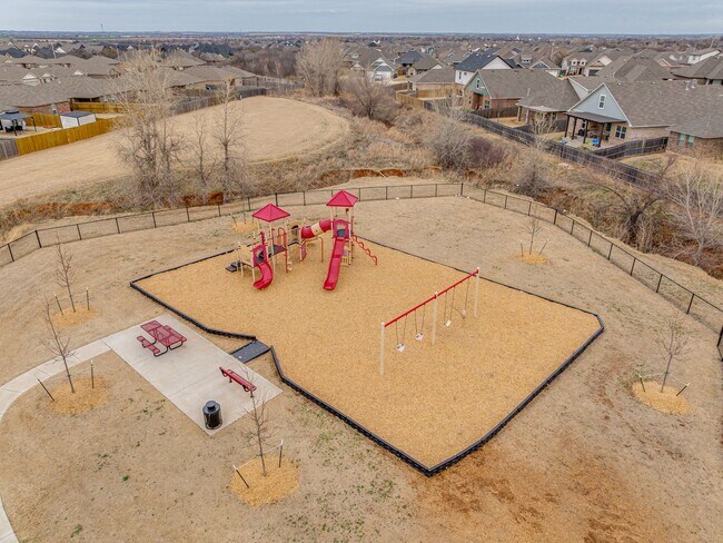 Building Photo - 4 Bedroom + Yukon Schools