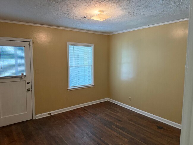 Building Photo - r2331a