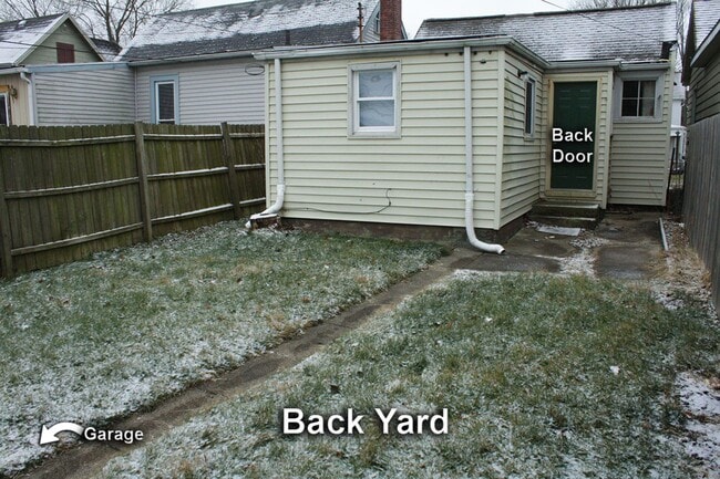 Building Photo - 2 bed 1 bath home with garage