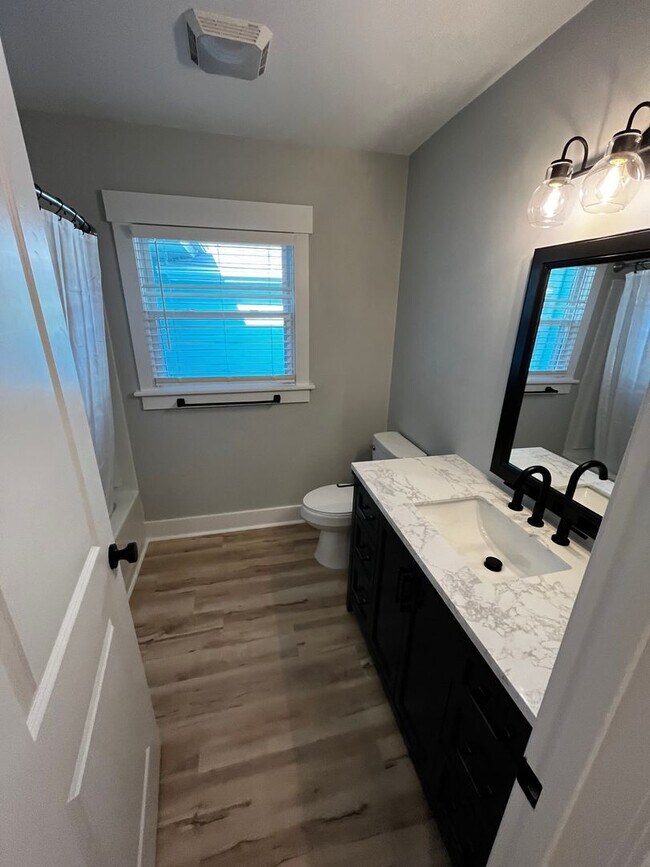 Building Photo - 4Bed/3Bath Renovated Student friendly housing