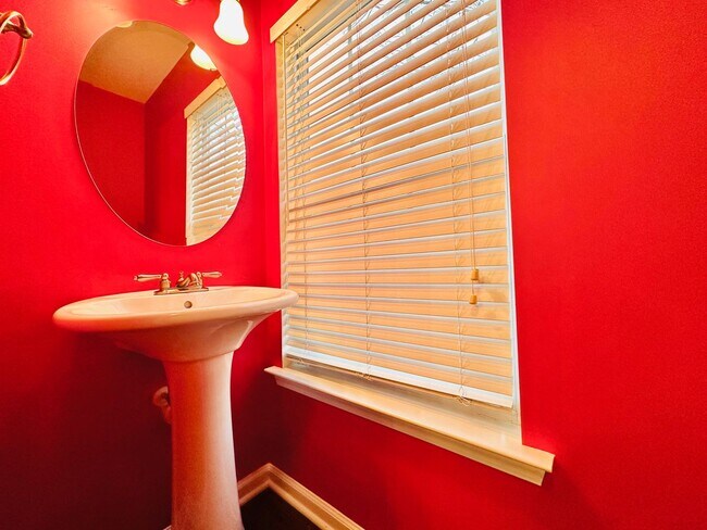 Building Photo - End-Unit 3BR Townhome Minutes to NCSU, Downtown & Crossroads