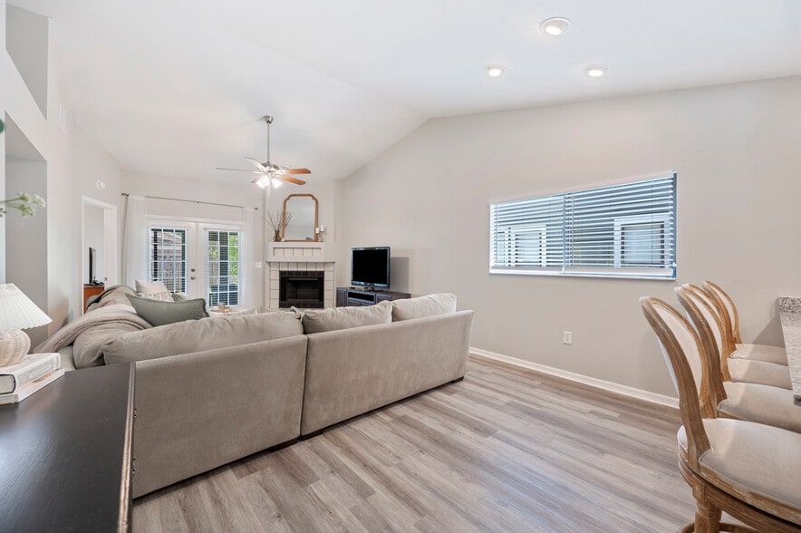 Family room - 3568 Raintree Ln