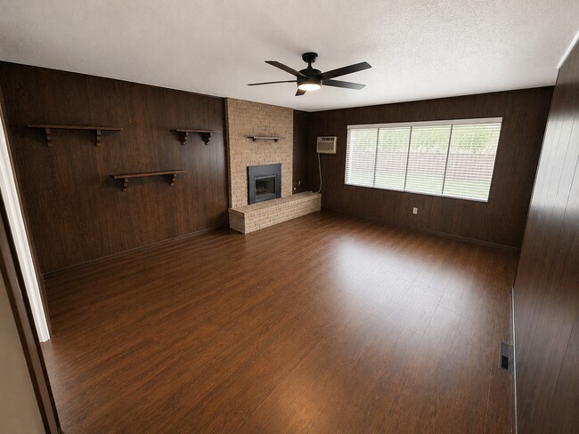 Building Photo - Newly Renovated 3 Bedroom Home with Bonus Family Room