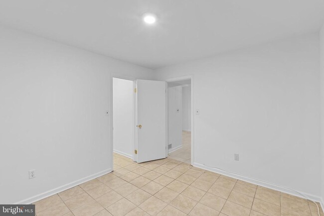 Building Photo - 6048 Redwood Ln
