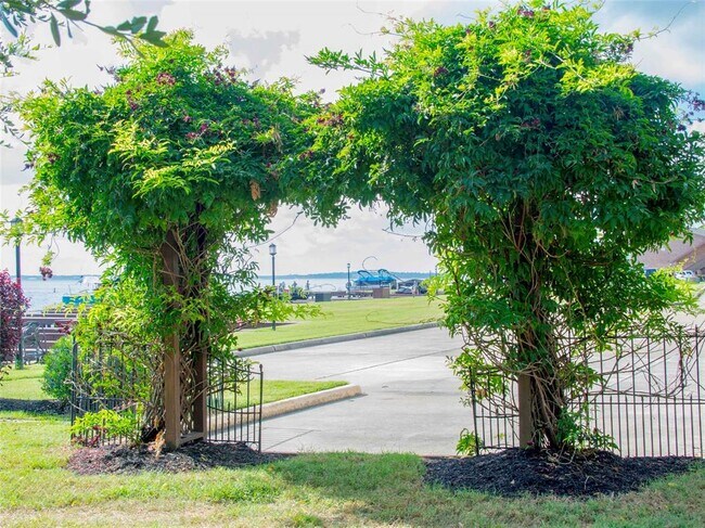 Building Photo - 801 River Rd