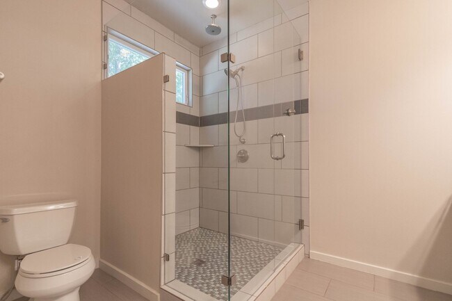 Building Photo - 1702 Forest Hill Dr