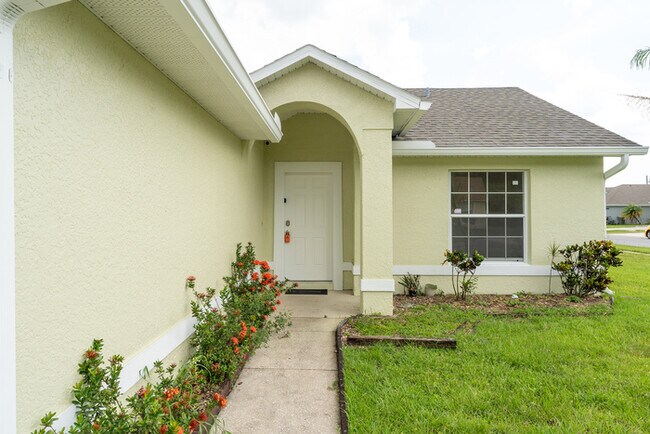 Building Photo - 3 bed with Solar heating Private Pool