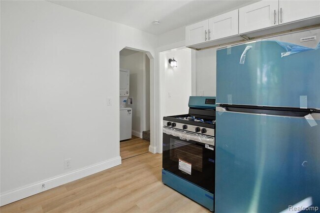 Building Photo - 429 W Bernhard Ave