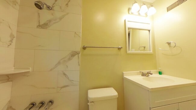 Building Photo - 3 Bedroom 1.5 Bathroom Single Family Home ...