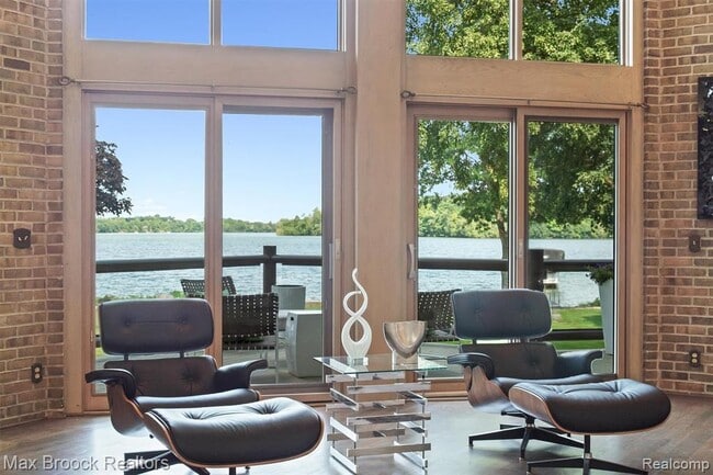 Building Photo - 3333 W Shore Dr