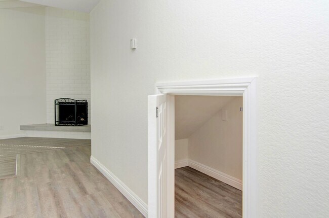 Building Photo - Palmer St (214)