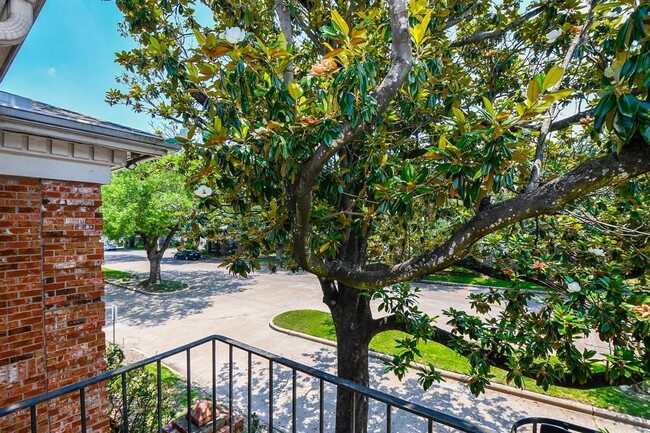 Building Photo - 2824 Briarhurst Dr