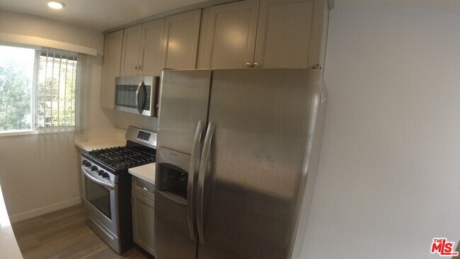 Building Photo - 750 N Hayworth Ave