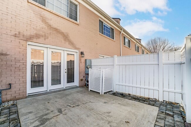 Building Photo - Charming Townhome in Sought-After Williams...
