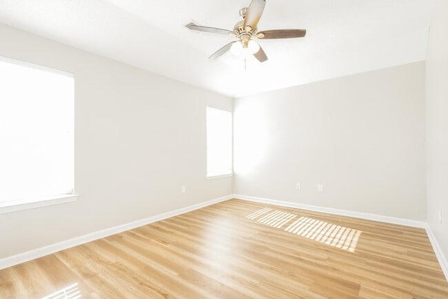 Building Photo - 4427 Pecan Creek Cir N