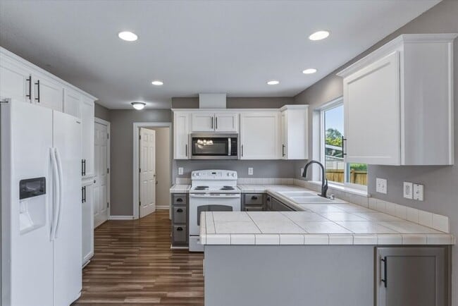 Building Photo - THREE BEDROOM PLUS BONUS OR FOURTH BEDROOM
