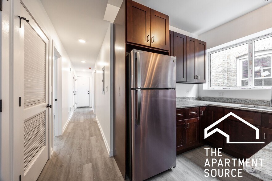 Building Photo - 1014 N Hamlin Ave