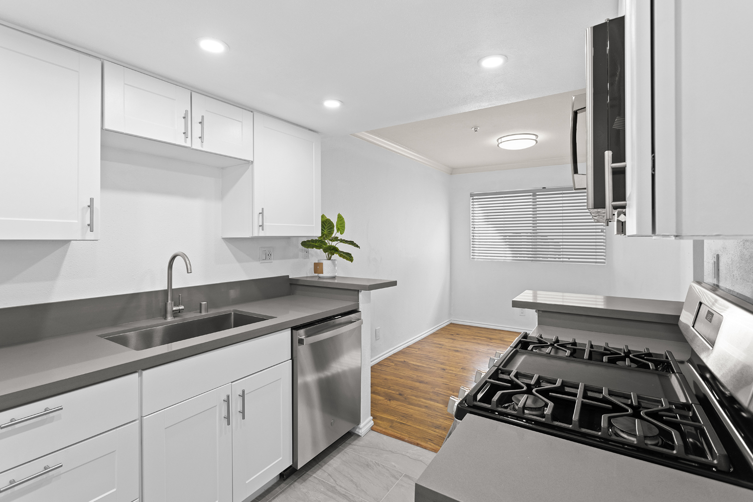 New Quartz Countertops - 4511 Murietta Ave