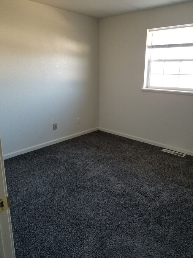 Building Photo - 3 bedroom 2.5 bathroom town house for rent
