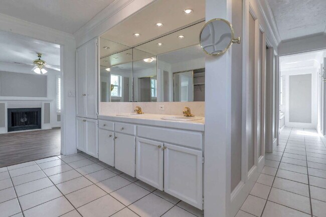 Building Photo - Charming 3-Bedroom Taylorsville Home with 3.5 Baths and Spacious Living