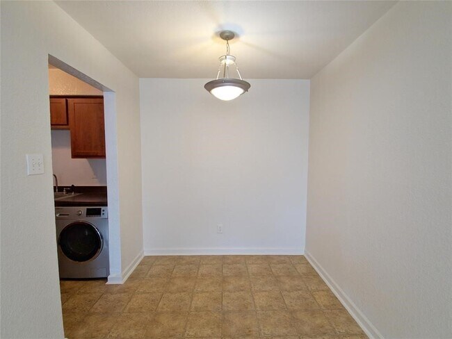 Building Photo - 8100 Creekbend Dr